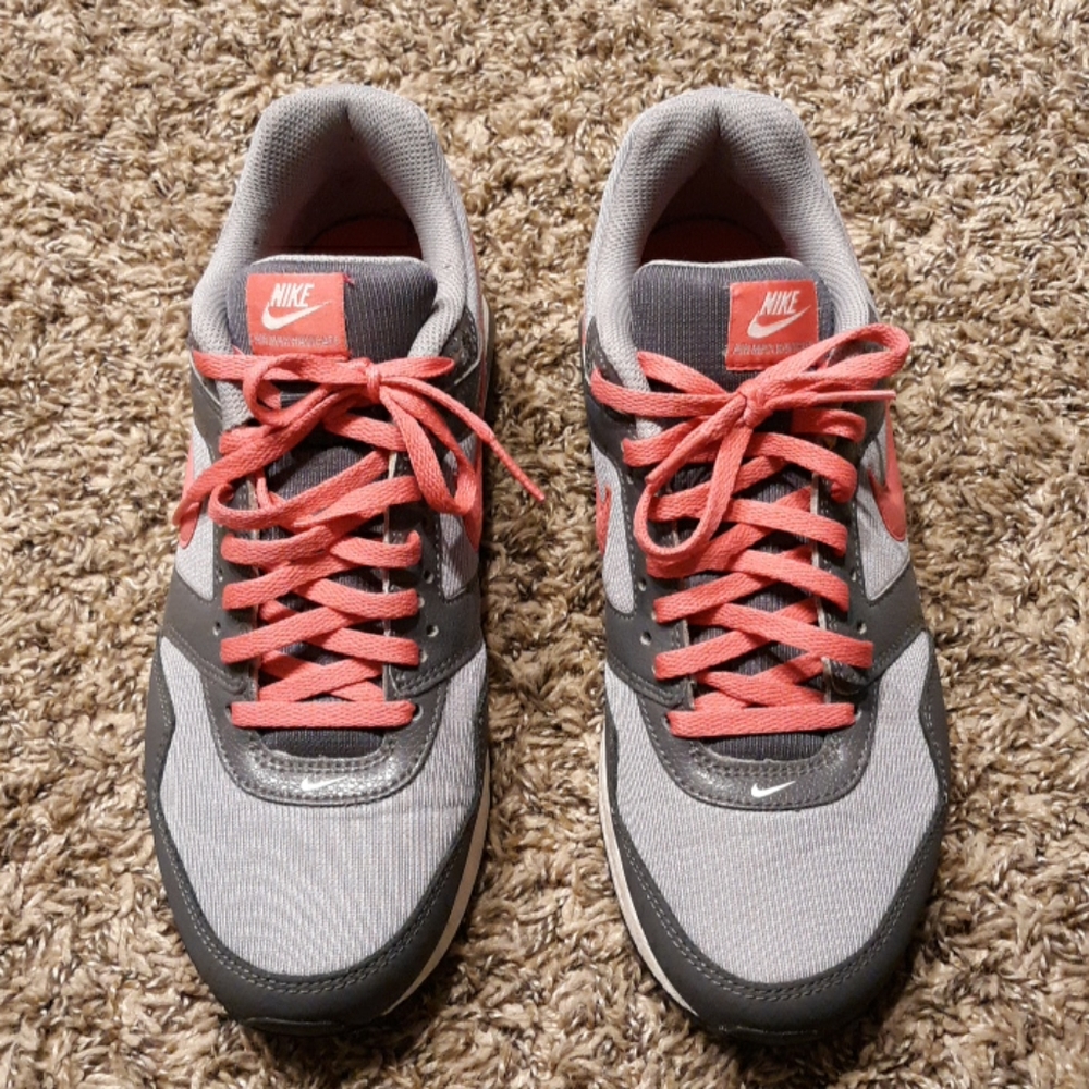 #   Nike Air Max Navigate Women's Sneakers. Size: 7Y